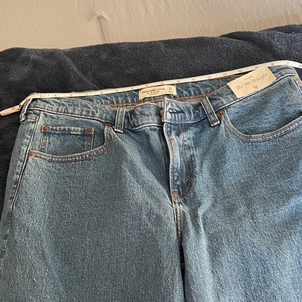 Abercrombie & Fitch Women's 90’s Straight Mid Rise Size 32 short Blue Jeans
